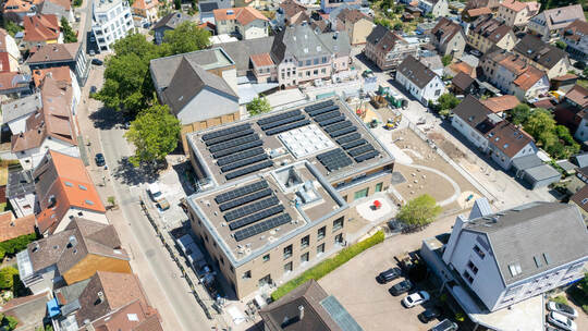 Die Bauarbeiten am kombinierten Neubau von Gemeindebibliothek und Kindergarten St. Klara in Birkenfeld schreiten voran. Birkenfeld Bildungscampus