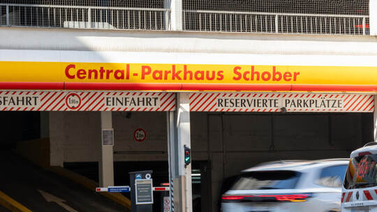 Auch über die Einfahrt beim Central-Parkhaus an der Zerrennerstraße fliegen die Tauben ins Gebäude. Foto: Röhr Central Parkhaus Schober