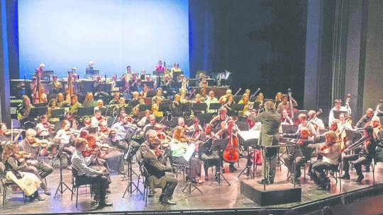 100 Musikerinnen und Musiker dirigierte Generalmusikdirektor Daniel Inbal beim Side by side Konzert im Theater. Volz