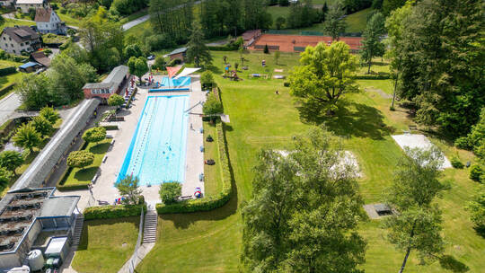 Das Waldfreibad in Calmbach ist diesen Sommer wegen der Sanierung geschlossen. Röhr Waldfreibad Calmbach Drohne