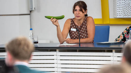 Sozialdezernentin Katja Kreeb läutet den Abend mit einer Salatgurke ein. Foto: Röhr Europa Union Diskussionsabend Krichbaum