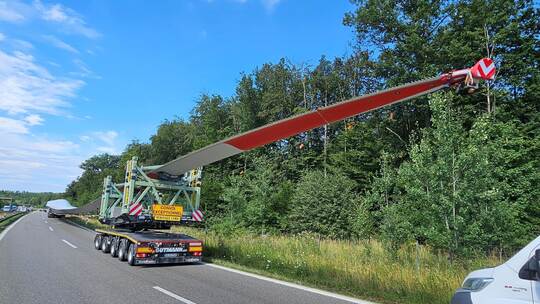 Windradflügel löst Sperrung des Stuttgarter Kreuzes aus Windradflügel löst Sperrung des Stuttgarter Kreuzes aus