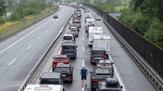 Im Kanton Uri staut sich der Verkehr vorm Gotthard Im Kanton Uri staut sich der Verkehr vorm Gotthard