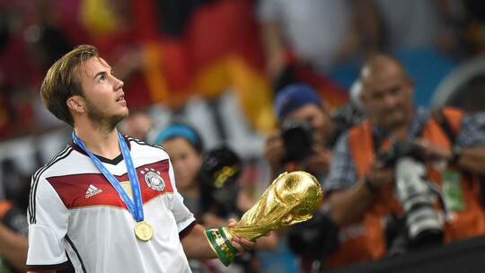 Mario Götze mit dem WM-Pokal Mario Götze mit dem WM-Pokal