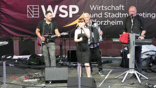 Energiegeladenen Balkan-Sound liefert auf der schwimmenden Bühne die „Nostalgija Band“ ab, die für Party-Stimmung und Emotionen