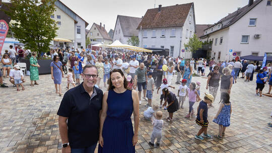 Friolzheims Bürgermeister Michael Seiß und Planerin Mira Schwind vom Büro SETUP bei der Eröffnung des neu gestalteten Markplatze Marktplatzeinweihung.