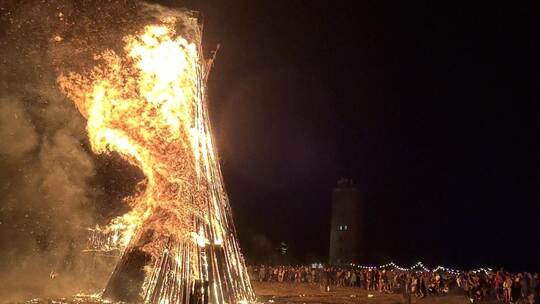 Weithin sichtbar ist das Dobler Höhenfeuer, das am Samstag, kurz nach 22 Uhr, für unvergessliche und spektakuläre Eindrücke sorg