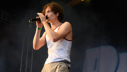 Auf der Arty-Stage auf dem Happiness Festival überzeugt Paul Wetz die Menge mit seinen selbst geschriebenen Songs.