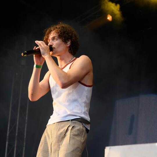 Auf der Arty-Stage auf dem Happiness Festival überzeugt Paul Wetz die Menge mit seinen selbst geschriebenen Songs.