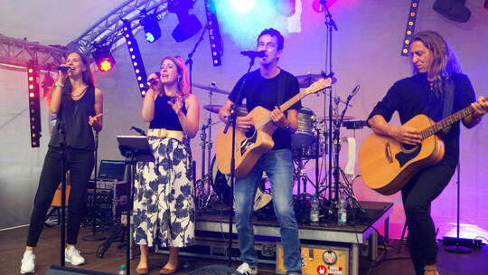 „Go Your Own Way“ boten Diana Klotz (von links), Maren Schmidt, Oliver Welz und Markus Kernchen (bandübergreifend) gemeinsam dar