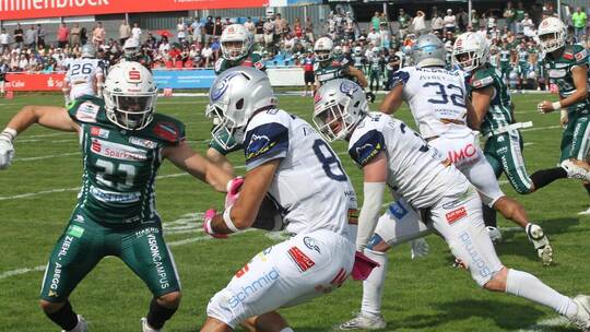Die Schwäbisch Hall Unicorns (in Grün) zeigten den Pforzheim Wilddogs (am Ball Mika Eksi) die Grenzen auf. Jürgen Keller