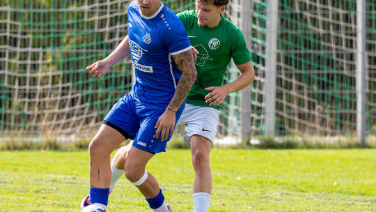 Jonas Striegel (links) steht mit Ersingen in der zweiten Runde des BFV-Pokals. Zum Auftakt besiegte der FCE Öschelbronn (im Bild