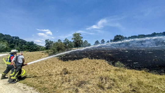Die Bekämpfung von Flächenbränden ist für die Feuerwehrleute in mehrerlei Hinsicht eine Herausforderung. Flächenbrand auf der Schwäbischen Alb