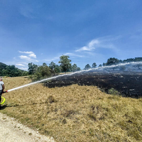 Die Bekämpfung von Flächenbränden ist für die Feuerwehrleute in mehrerlei Hinsicht eine Herausforderung. Flächenbrand auf der Schwäbischen Alb