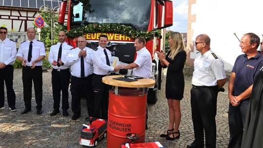 Schlüsselübergabe für das neue LF 10 der Gemeinde Neuhausen. Von links zu sehen sind die Abteilungskommandanten Alexander Schröc
