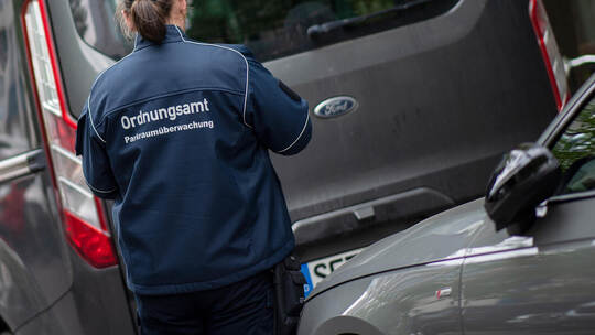 Mehr als nur Knöllchen schreiben: Was Mitarbeiter des Gemeindevollzugsdienstes dürfen, kann jede Kommune regeln. Monika Skolimow Ordnungsamt überwacht Parkraum