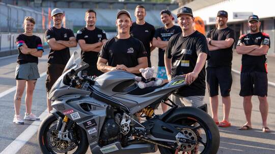 Vorfreude: Fabio Urgese (vorne links) wird künftig im Team von Frank Schumacher (vorne rechts) im Kawasaki ZX-6R-Cup an den Star
