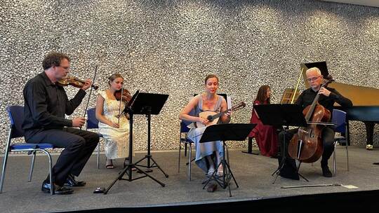 Martin Jopp und Alina Hahner (Violine) spielten mit Solistin Denise Wambsganß (Mandoline), Cornelia Gengenbach (Cembalo) und Dmi