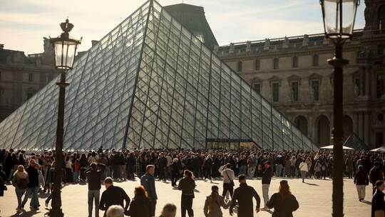 Louvre öffnet nach Einbruch Galerie wieder – ohne Schätze Louvre öffnet nach Einbruch Galerie wieder – ohne Schätze
