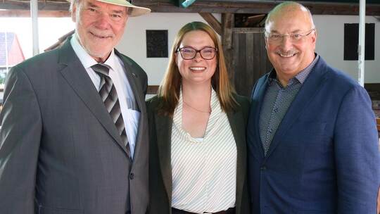 Die neue Dehoga-Kreisvorsitzende Aylin Weirowksi mit ihrem Vorgänger Rolf Berlin (links) und dem stellvertretenden Dehoga-Hauptg