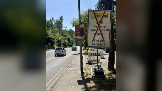 Schon aufgestellt sind Verkehrsschilder für die Sperrung der B463 vom 30. Juli an, hier am Ortsausgang von Dillweißenstein. Foto