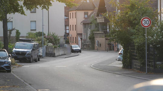 Die Lange Straße in Ersingen ist gerade zu den Stoßzeiten stark befahren. Kommendes Jahr soll sie zur Einbahnstraße werden. Foto