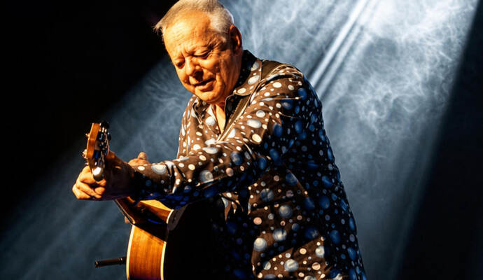 Tommy Emmanuel in Pforzheim: Weltklasse-Gitarrist reißt Publikum mit