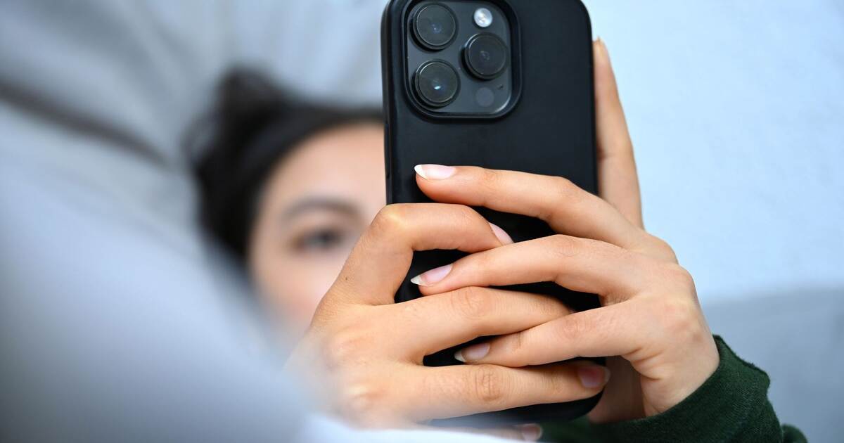 France bans social media for under-15s