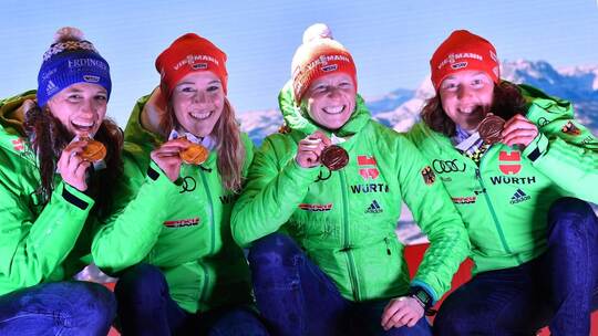 Maren Hammerschmidt (2.vl.) und Laura Dahlmeier (r) Maren Hammerschmidt (2.vl.) und Laura Dahlmeier (r)