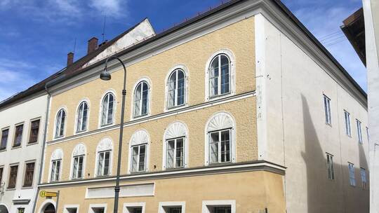 Adolf Hitlers Geburtshaus vor dem Umbau Adolf Hitlers Geburtshaus vor dem Umbau