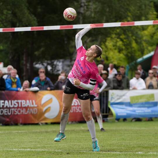 Auf Augenhöhe und am Ende doch knapp unterlegen: Dennachs Faustballerinnen um Sonja Pfrommer. Uwe Spille