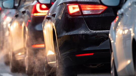 Bremslichter sich stauender Autos Bremslichter sich stauender Autos