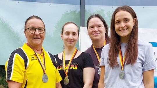 Stolz auf ihre Medaillen: Von links Petra Steinberg, Vanessa Burghardt, Tatjana Lauterbach und Veronica Antonov vom SSC Sparta P