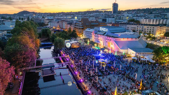 Das Enzleuchten ist der große Abschluss von Enz Live auf dem Waisenhausplatz, inklusive Feuershow. Rund 20.000 Besucher kamen im