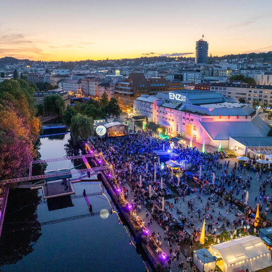Das Enzleuchten ist der große Abschluss von Enz Live auf dem Waisenhausplatz, inklusive Feuershow. Rund 20.000 Besucher kamen im