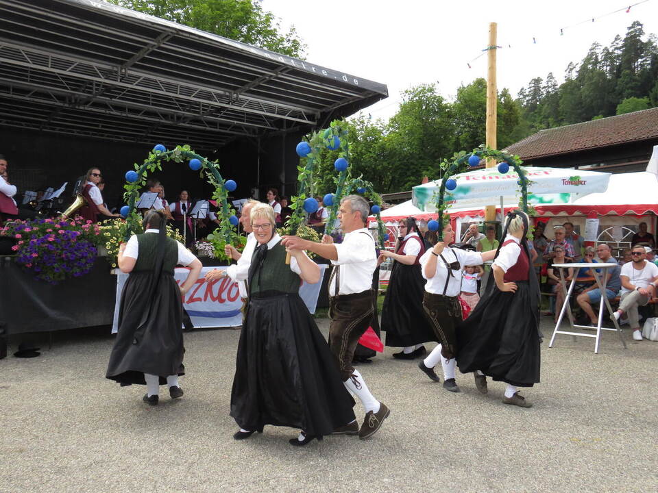 Beim bekannten Heidelbeerfest in Enzklösterle geht es traditionell zu, wie eine ältere Aufnahme zeigt. Knöller