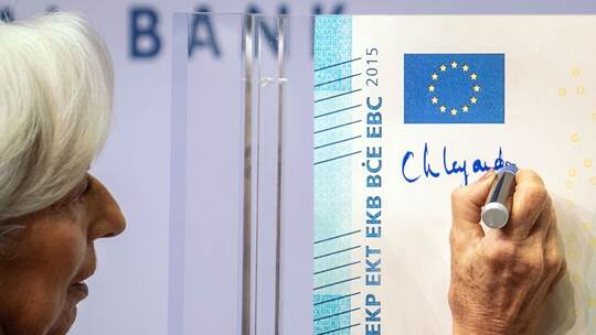 EZB-Präsidentin Lagarde unterschreibt Euro-Banknoten EZB-Präsidentin Lagarde unterschreibt Euro-Banknoten