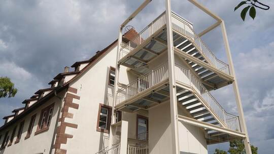 Neben dem Ersinger Bürgerhaus ist ein großer Turm entstanden mit zweitem Rettungsweg und barrierefreiem Zugang über den integrie