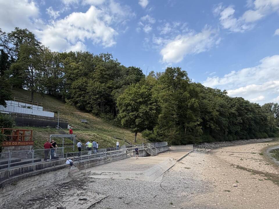 Noch prägen Betonflächen das Ufer am Tiefen See. Künftig soll der Bereich naturnäher gestaltet und der Zugang zum Wasser verbess