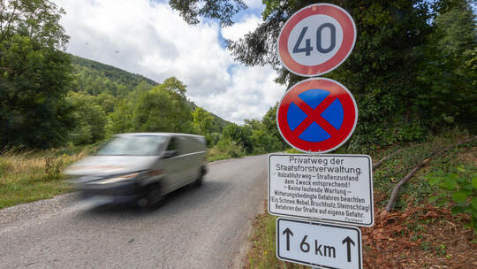 Beim Eyachtalweg handelt es sich formal um einen privaten Waldweg des Landes. Ein entsprechendes Hinweisschild steht auf Höhe de