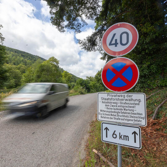 Beim Eyachtalweg handelt es sich formal um einen privaten Waldweg des Landes. Ein entsprechendes Hinweisschild steht auf Höhe de