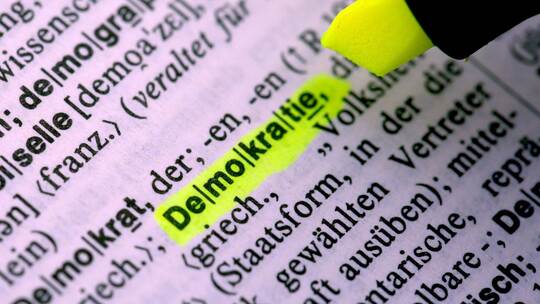 Neue Studie sieht Demokratie auf dem Rückzug Neue Studie sieht Demokratie auf dem Rückzug