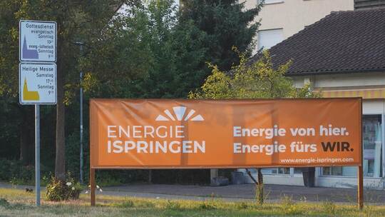 Am Ortseingang von Ispringen zeigt dieses Werbeplakat eindeutig, dass die neue Energiegesellschaft inzwischen an den Start gegan
