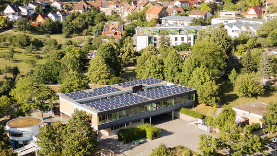 Die Kita Kraichquelle, die Grundschule Sternenfels (vorne von links) und die Fabrik Schweitzer (hinten rechts) sind bei der Wärm