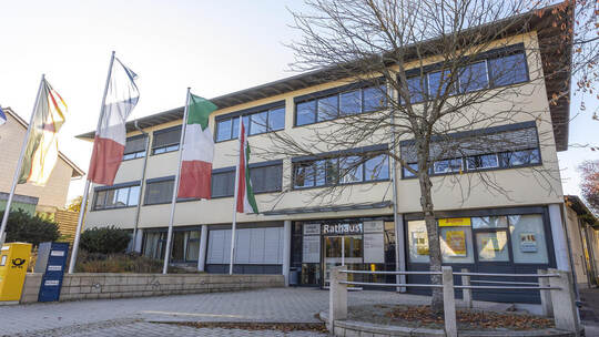 Im Neulinger Rathaus wird die IT künftig vom kommunalen Dienstleister Komm.One betreut. Foto: Röhr Neulingen Rathaus Nov 22
