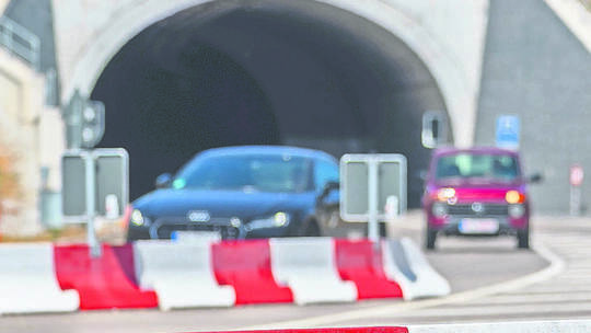 Vier Mal im Jahr muss der Arlinger Tunnel für Wartungsarbeiten gesperrt werden. Die Stadtverwaltung versucht, die Sperrzeit mögl