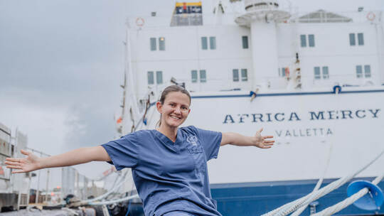 Tabea Schuderer ist in ihrem Element, wenn sie als Krankenschwester auf der Africa Mercy arbeitet. Velosoanjanahary Ghil Andrica