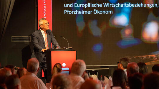 Mit einem Impulsvortrag erläuterte Professor Dirk Wentzel das breite Thema Wertanlage. Impulsvortrag Sparkasse Dirk Wentzel