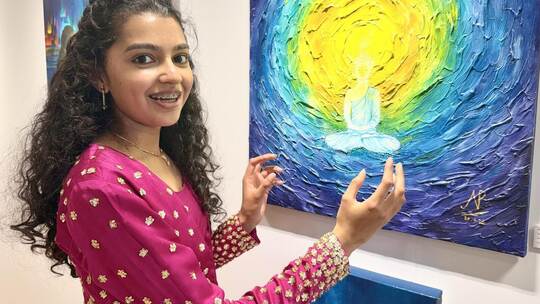 Durfte ihre Bilder im Honorarkonsulat Stuttgart ausstellen: 13-jährige Nandini Parikh aus Pforzheim