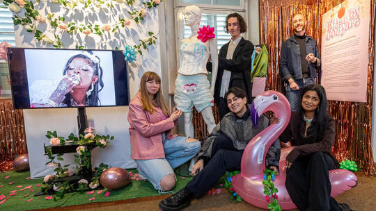 Die deutschlandweit bekannte Designerin Abarna Kugathasan (rechts) mit ihrem Team von „Kitschy Couture“ wird Einblicke in ihre A